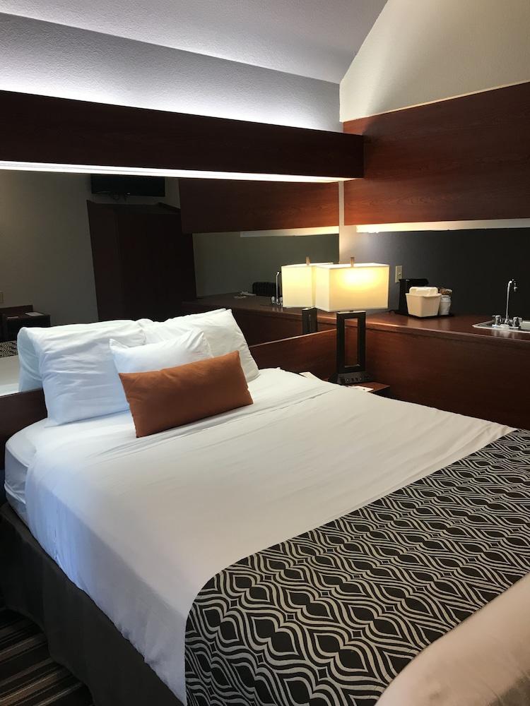 Microtel Inn&suites 2*