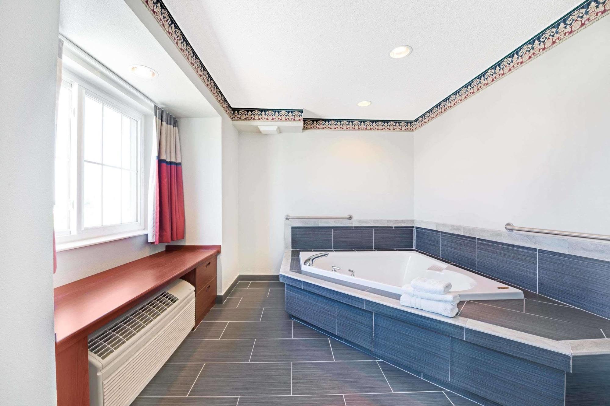 Microtel Inn&suites Hotel 2*