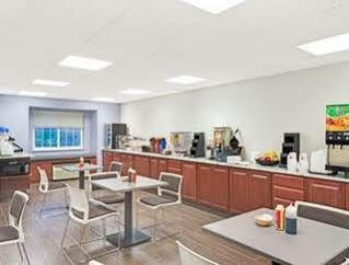 Microtel Inn&suites 2*
